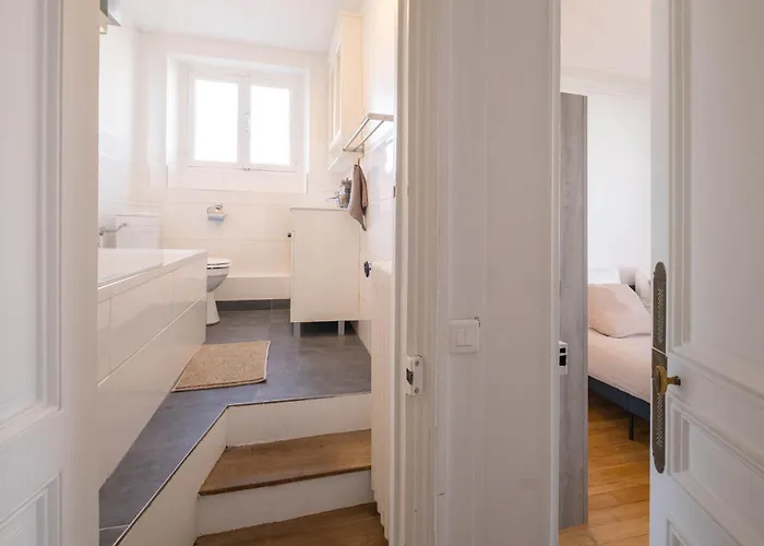Апартаменты Eiffel Tower View 3br Balcony Париж