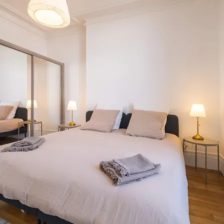 Eiffel Tower View 3br Balcony