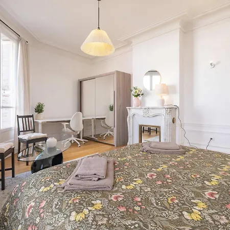 Eiffel Tower View 3br Balcony Apartman