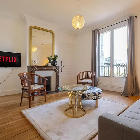 Apartment Eiffel Tower View 3br Balcony Paris