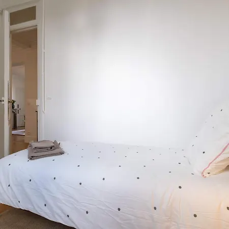 Eiffel Tower View 3br Balcony Apartment *