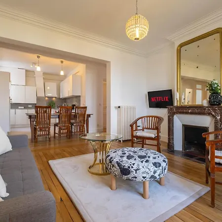 Eiffel Tower View 3br Balcony