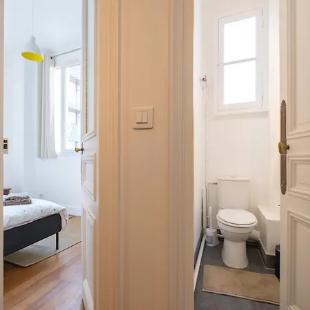 Eiffel Tower View 3br Balcony