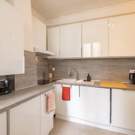 Eiffel Tower View 3br Balcony Apartment Paris