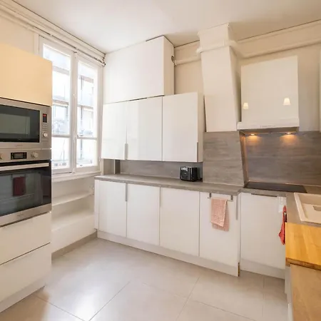 Eiffel Tower View 3br Balcony Paris