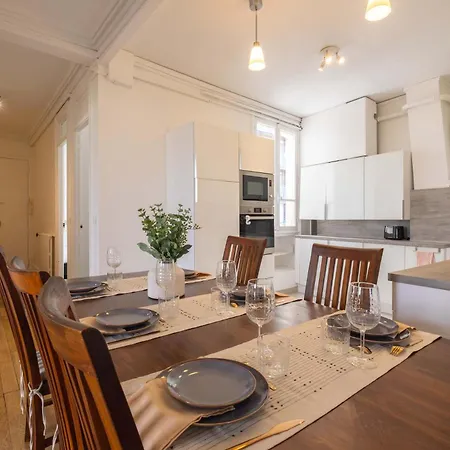 Eiffel Tower View 3br Balcony Apartman