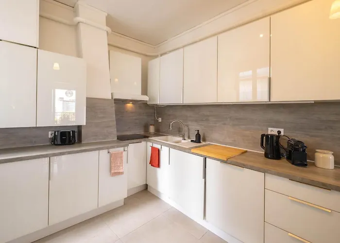 Eiffel Tower View 3br Balcony 아파트 파리