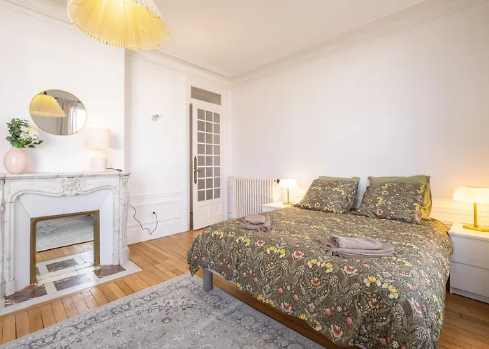 Eiffel Tower View 3br Balcony 아파트 파리