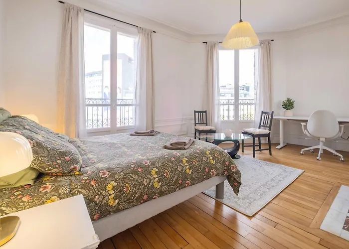 Eiffel Tower View 3br Balcony 아파트 파리