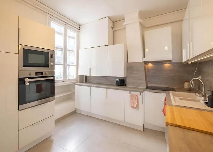 Eiffel Tower View 3br Balcony 파리
