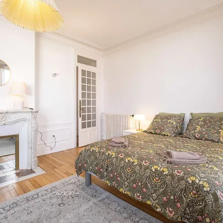 Eiffel Tower View 3br Balcony Lägenhet Paris