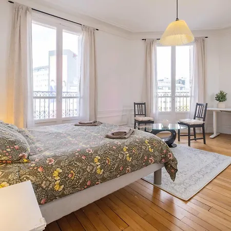 Eiffel Tower View 3br Balcony Lägenhet Paris