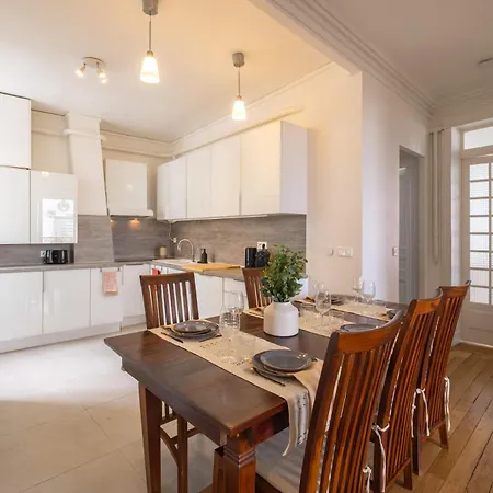 Eiffel Tower View 3br Balcony