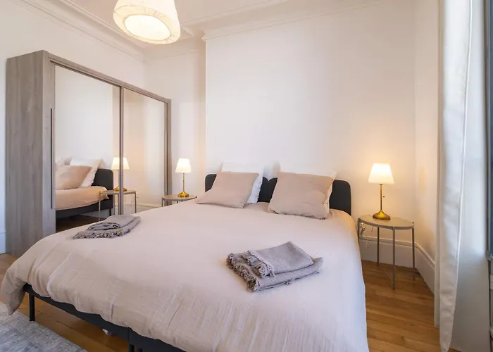 Eiffel Tower View 3br Balcony