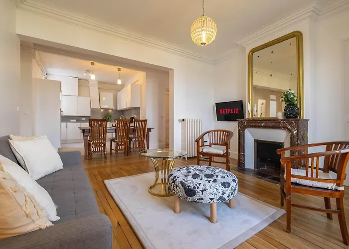 Eiffel Tower View 3br Balcony