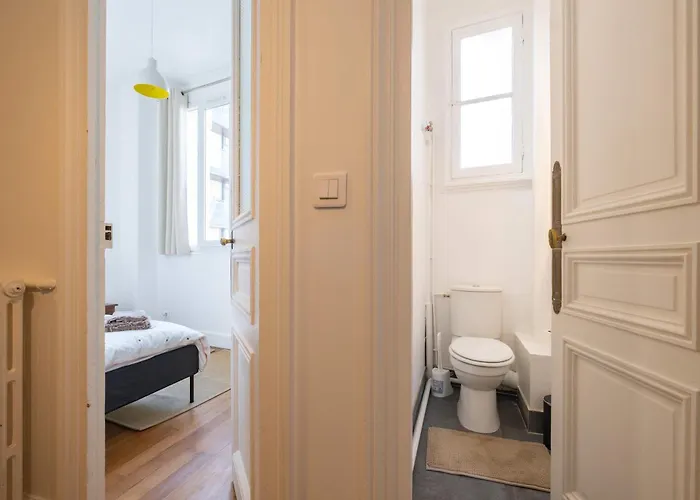 Eiffel Tower View 3br Balcony