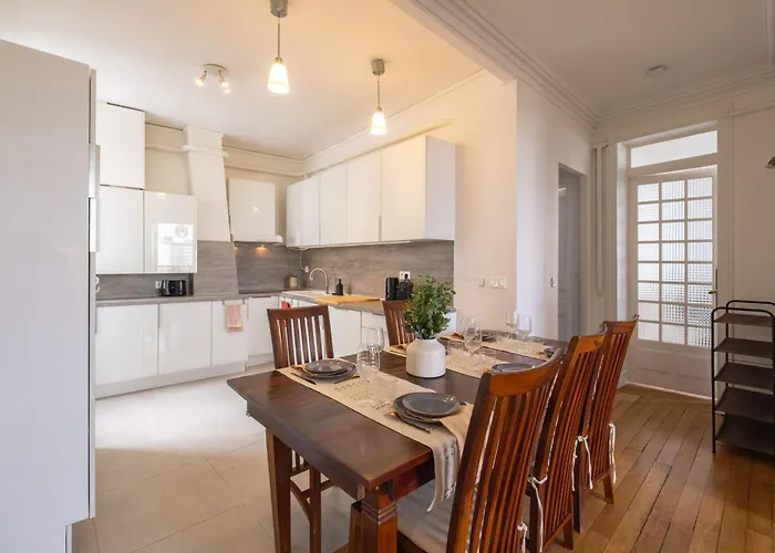 Eiffel Tower View 3br Balcony